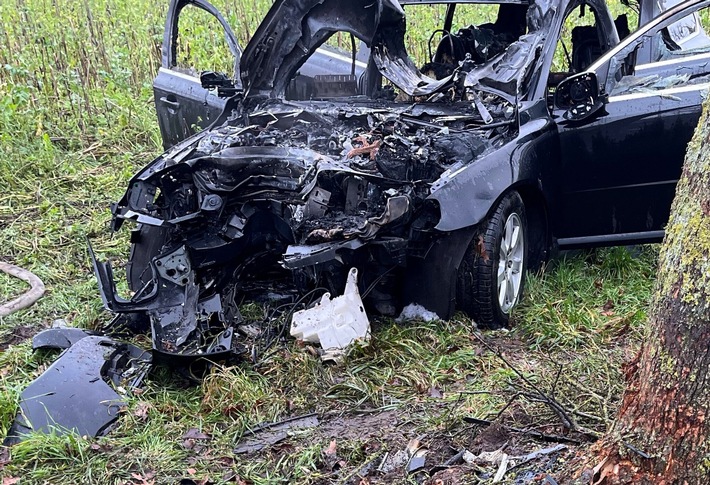 Auto nach Unfall in Stemwede in Flammen – Fahrer und Beifahrer leicht verletzt!