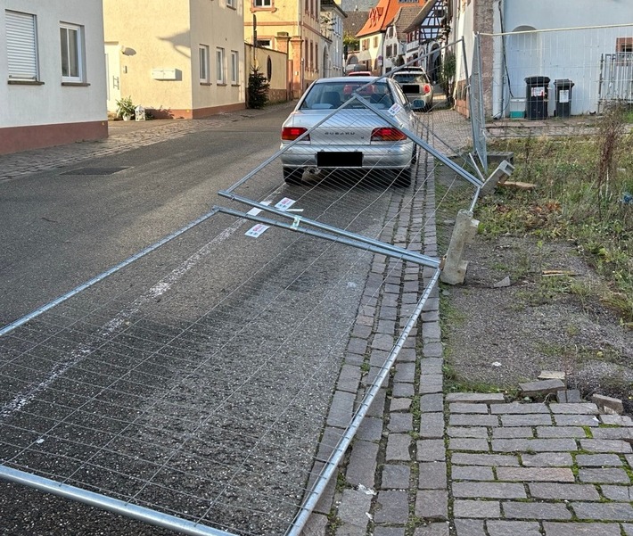 Bauzaun kippt bei Sturm um – Auto beschädigt!