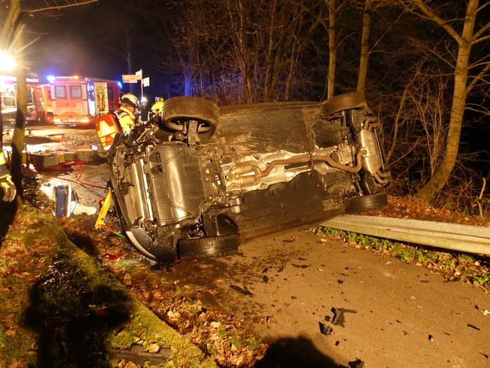 Betrunkener Autofahrer überschlägt sich in Radevormwald!