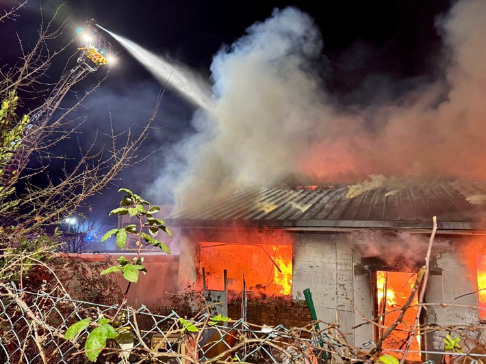 Brand in Gelsenkirchen: Dramatische Nacht mit fast 50 Einsatzkräften!