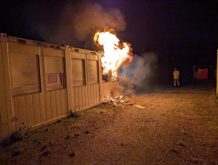 Branddrama in Stade: Wohncontainer steht in Flammen – Bewohner unverletzt!