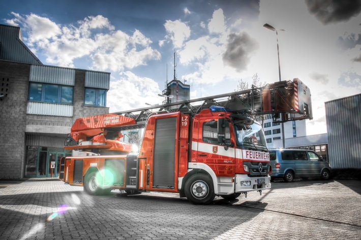 Brandgeruch im Hochhaus: Feuerwehr von Falschparkern behindert!