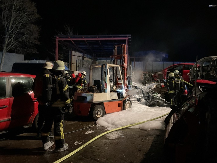 Brennender PKW sorgt für Feuerwehreinsatz in Bonn-Küdinghoven