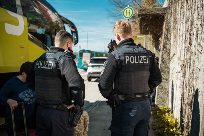 Bundespolizei schlägt zu: Migranten im Fernbus überführt!