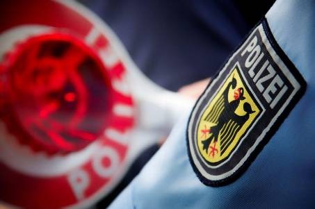 Bundespolizei stoppt flüchtigen Italiener an Autobahn 57 – Geldstrafe gezahlt!