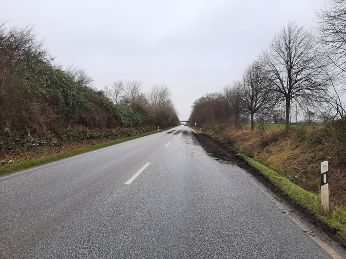 Chaos auf der B 203: Polizei sucht Zeugen nach Lkw-Unfall!