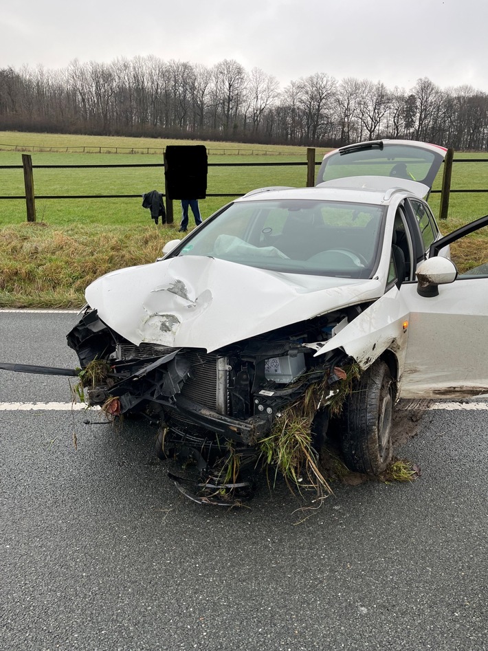 Chaos auf der Oerlinghauser Straße: Seat kracht gegen Strompfosten!