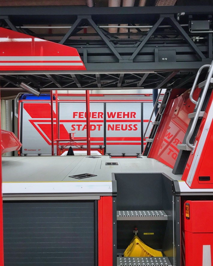 Dachgeschossbrand in Neuss: Feuerwehr rettet Haus vor größerem Schaden