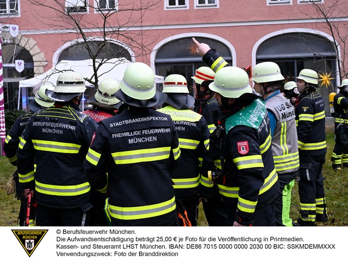 Dachstuhlbrand im Seniorenheim: Feuerwehr München rettet 60 Bewohner!