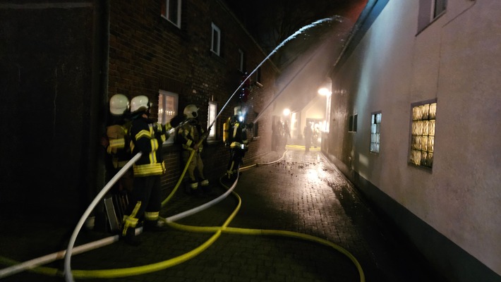 Dachstuhlbrand in Ahsen: Feuerwehr mit 110 Einsatzkräften im Großeinsatz!