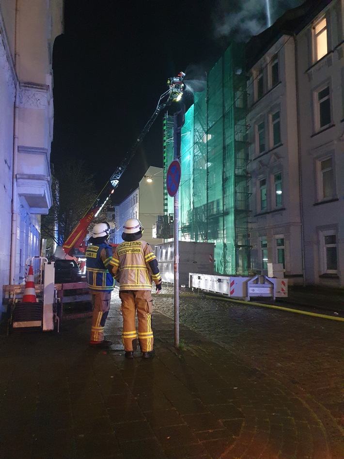 Dachstuhlbrand in Bremerhaven: Feuerwehr stoppt Flammen in letzter Sekunde