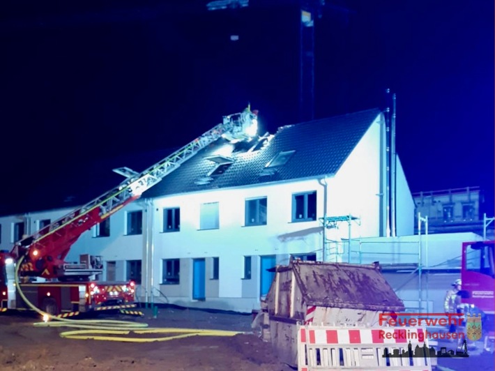 Dachstuhlbrand in Neubaugebiet: Feuerwehr Recklinghausen im Einsatz!