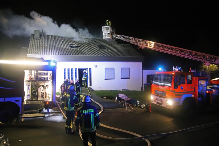 Dachstuhlbrand in Wiebelskirchen: Familie trotz Flammen unverletzt gerettet!