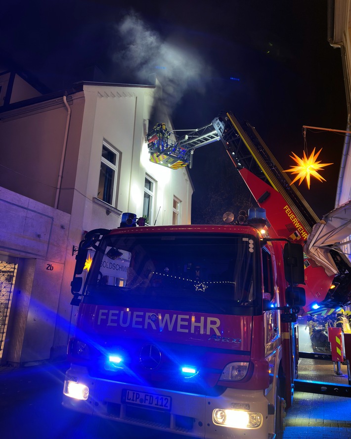 Dichter Rauch in Detmold: Feuerwehr rettet Personen aus brennendem Haus!