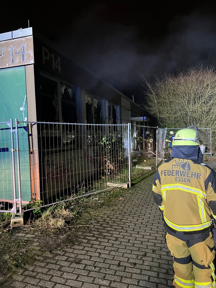 Doppelter Alarm: Feuerwehr Essen kämpft gegen zwei Brände zugleich!