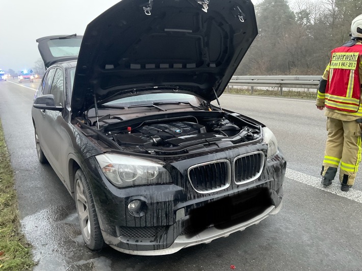 Drama auf Autobahn 57: Passant löscht Pkw-Brand vor Eintreffen der Feuerwehr