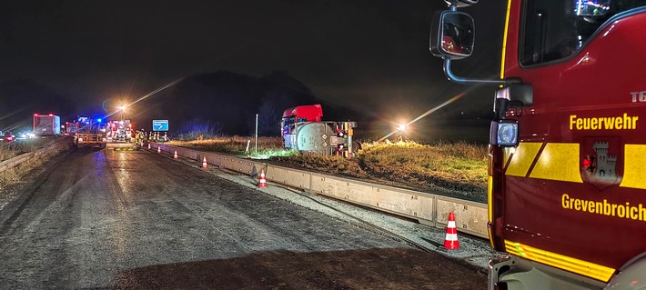 Drama auf der A46: Gefahrgut-LKW verunglückt – Feuerwehr im Dauereinsatz!