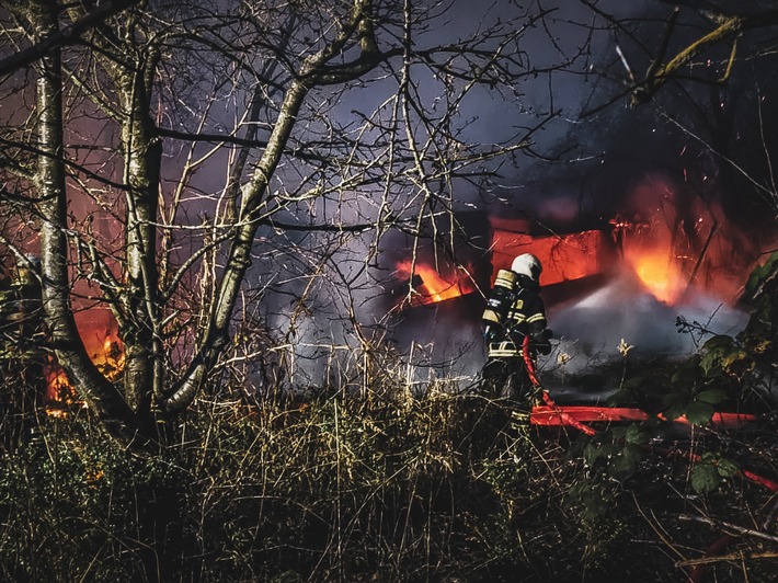 Drama in Rostock: Großbrand in Kleingartenanlage ausgelöst!