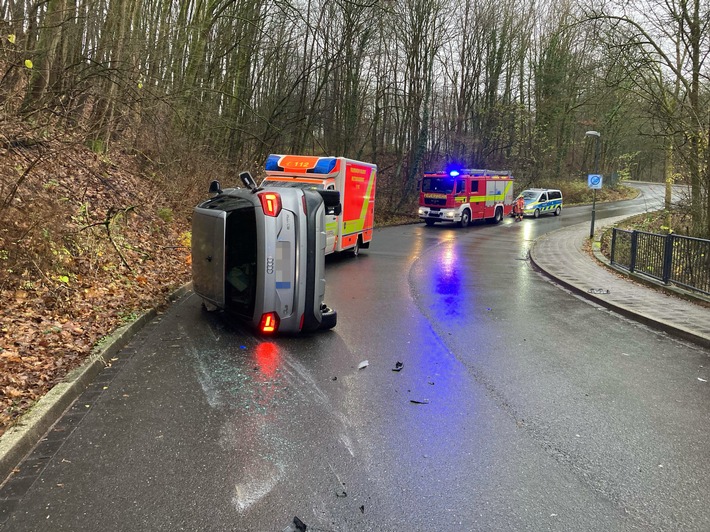 Dramatischer Unfall in Velbert: Drei Leichtverletzte nach Kollision!