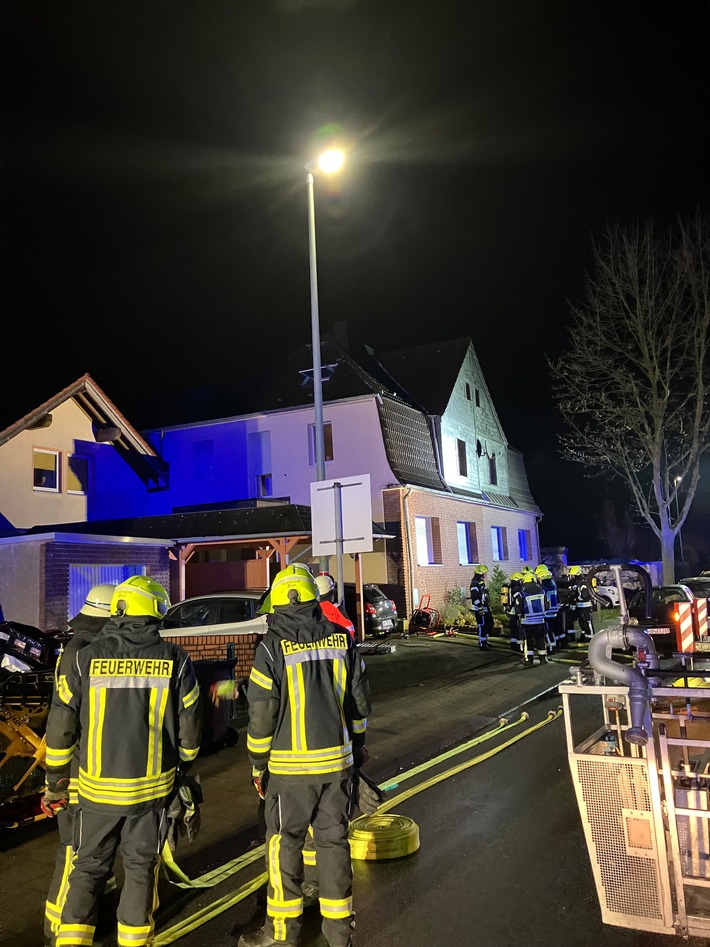 Dramatischer Wohnungsbrand in Ahlen: Drei Einwohner gerettet!