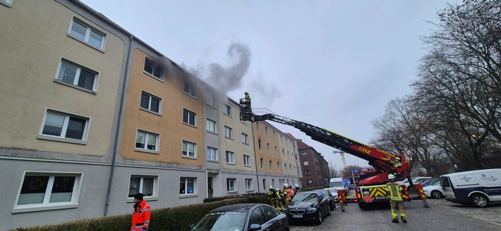 Dramatischer Wohnungsbrand in Bremerhaven: Bewohnerin gerettet!