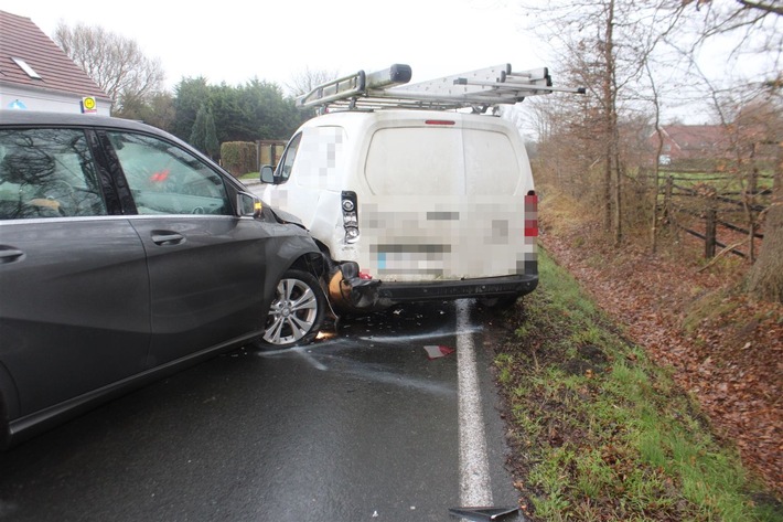 Drei-Auto-Unfall auf der L835: Vier Verletzte nach Crash!