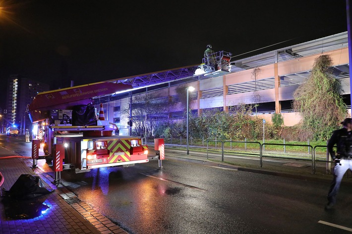 Dresden im Ausnahmezustand: Pkw kracht gegen Laterne und geht in Flammen auf!