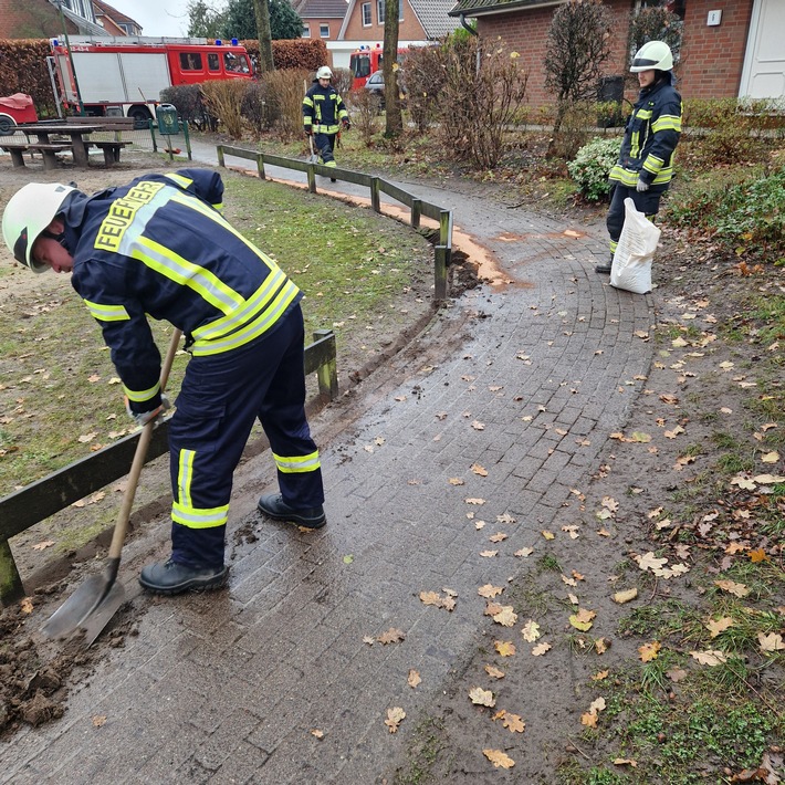 Einsatz der Feuerwehr: Öl verunreinigt Spielplatz in Fredenbeck!