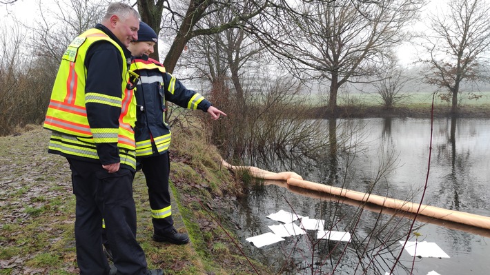 Einsatz für die Feuerwehr Celle: Motorroller verunreinigt Regenwasser!