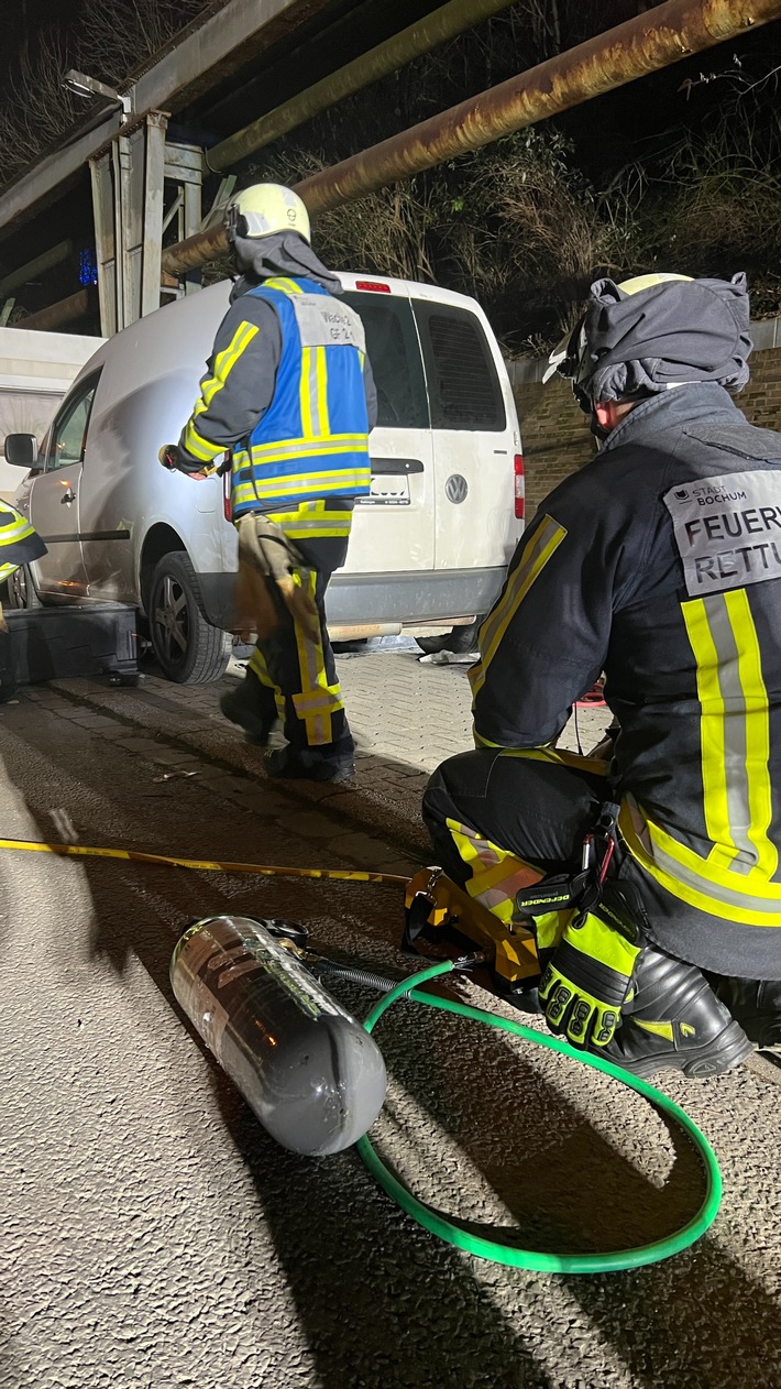 Erdgas-Alarm in Bochum: Feuerwehr rettet PKW vor Explosionsgefahr!