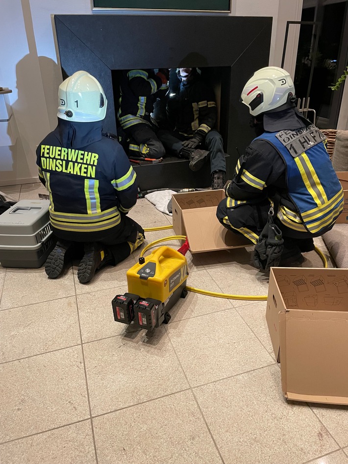 Eulenvögel in Not: Feuerwehr Dinslaken rettet Tiere aus Kamin!