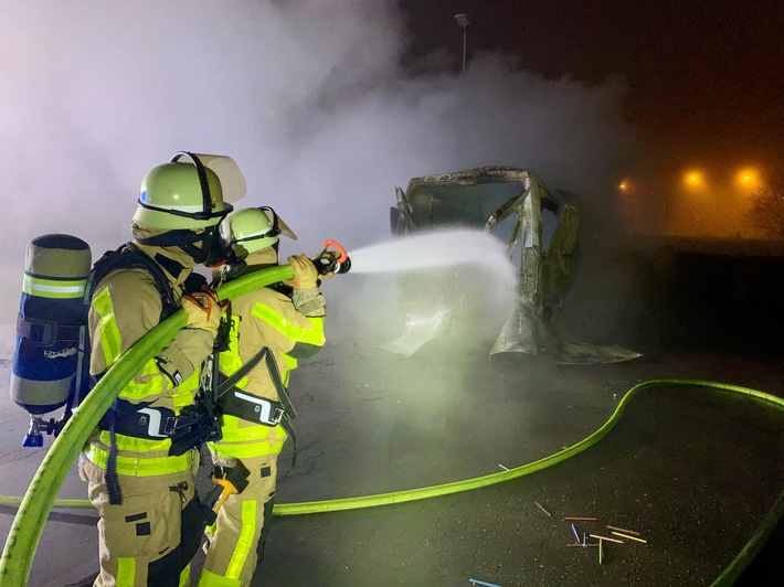 Explosion eines Kleintransporters in Gladbeck – Feuerwehr im Einsatz!