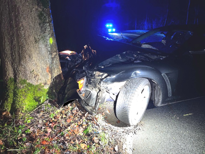 Fahrer verliert Kontrolle: Frontalcrash gegen Baum in Minden!