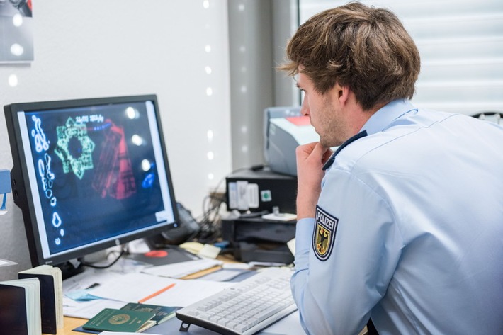 Falschfahrer entlarvt: 22-Jähriger mit gefälschtem Führerschein am Bahnhof!