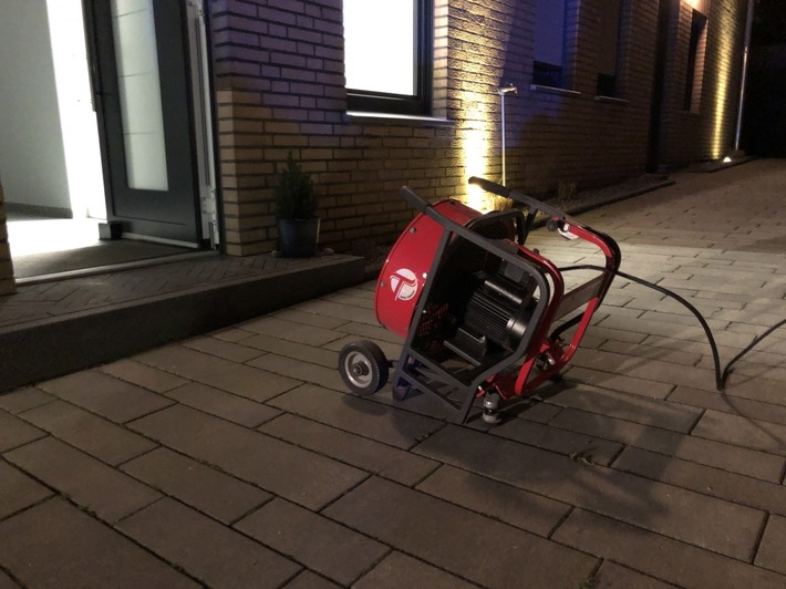 Feuerwehr Alpen rettet Leben: Zimmerbrand gefährdet Bewohner!