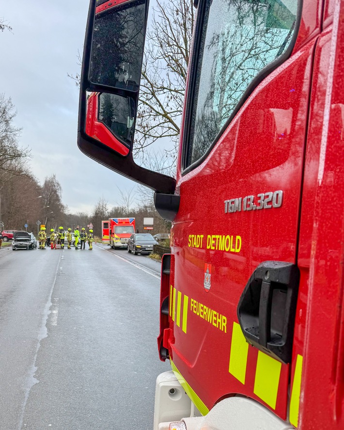 Feuerwehr Detmold: Verkehrsunfall und Ölspur fordern schnelle Hilfe!