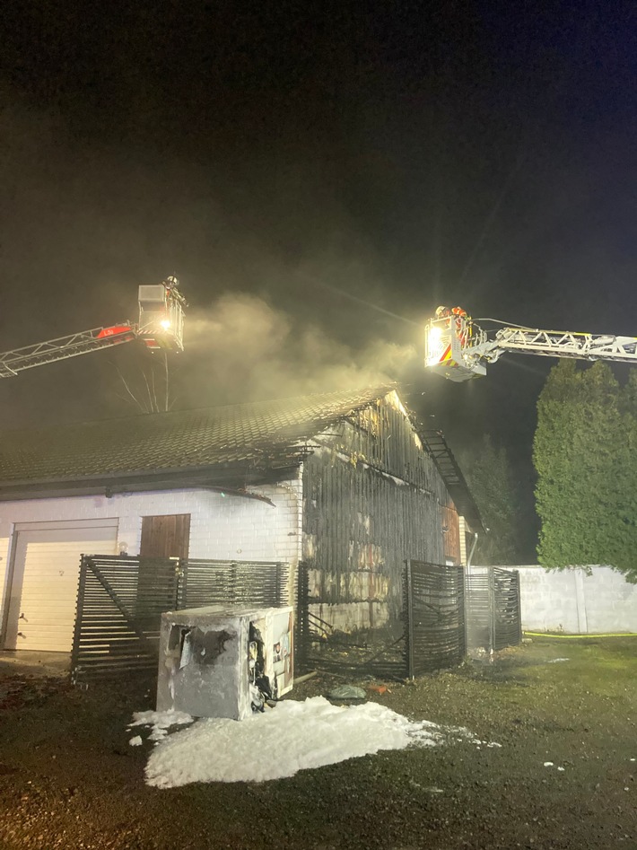 Feuerwehr Minden: Großbrand an Wohnhaus – Schneller Einsatz rettet das Innere!