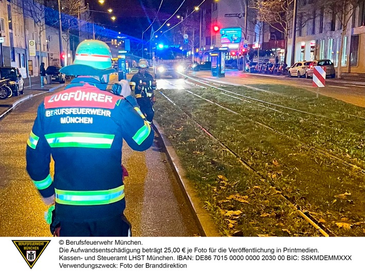 Feuerwehr München holt Gelenkbus nach Unfall aus der Bredouille!