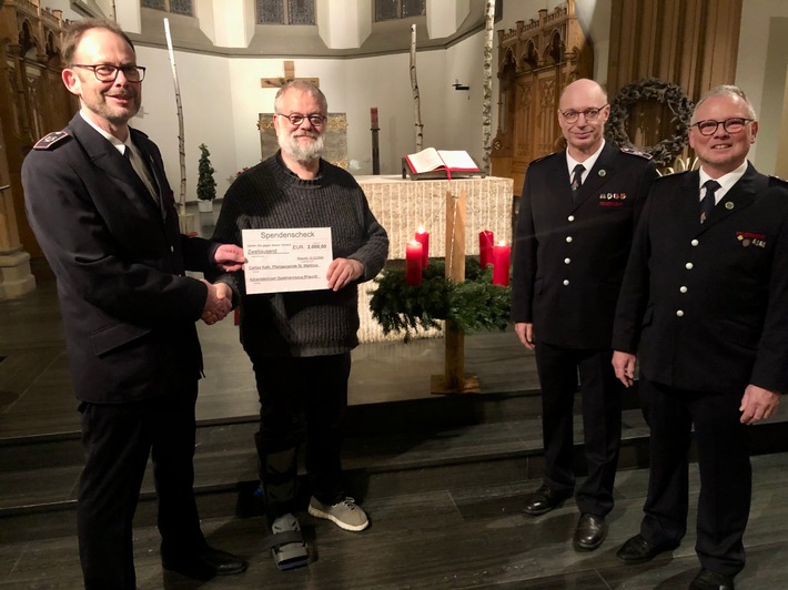 Feuerwehr Rheurdt begeistert mit Adventskonzert und 2.000 Euro für Caritas!