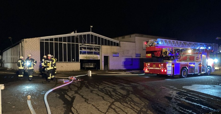 Feuerwehr Schwalmtal kämpft gegen Flammen im ehemaligen Autohaus!