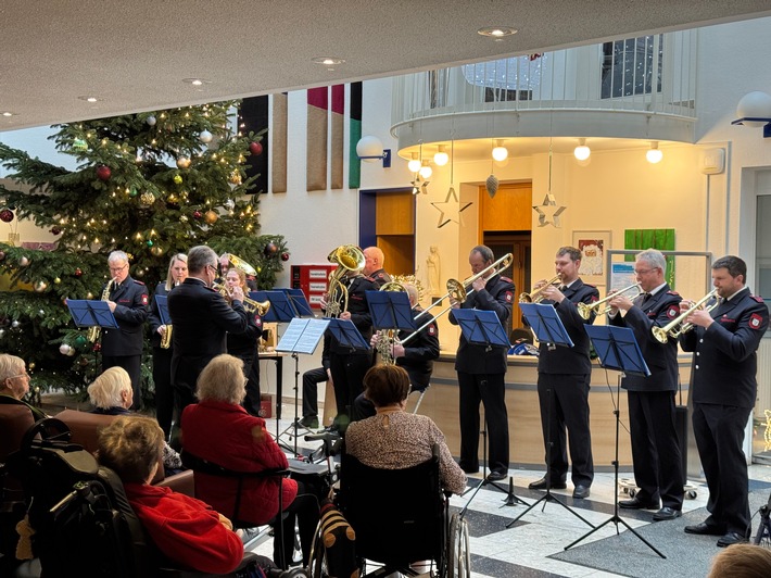 Feuerwehr Tönisvorst zaubert Weihnachtsfreude ins Altenheim!