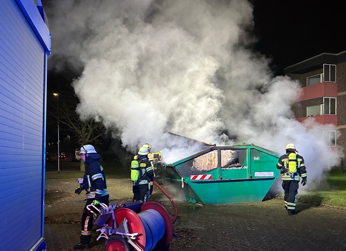 Feuerwehr im Einsatz: Müllbehälter brennen in Moers-Mattheck!