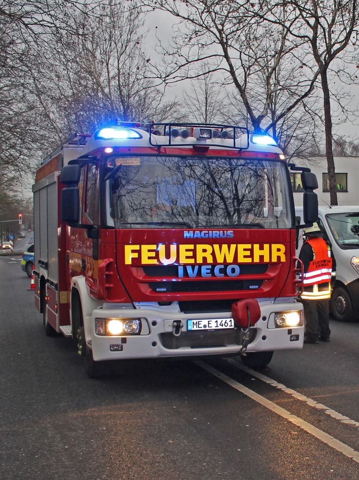 Feuerwehr löscht Brand: Polizei sucht nach Zeugen in Ratingen!