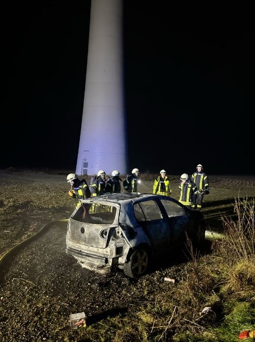 Feuerwerk sorgt für Chaos: Pkw brennt in Willebadessen aus!