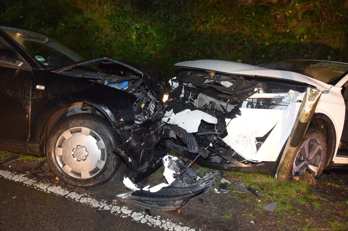 Frontalzusammenstoß in Edewecht: Fahrer unter Alkohol schwer verletzt!