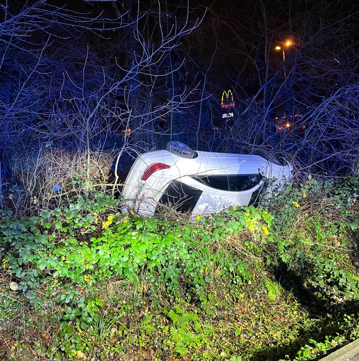 Fünf Verletzte nach rasanten Crash: Auto landet in Böschung in Herne!