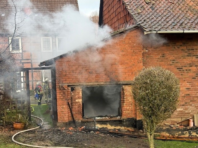 Garage in Nienhagen brennt: Feuerwehr verhindert Schlimmeres!