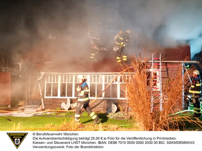 Gartenhütten-Brand in Großhadern: Feuerwehr kämpft gegen die Flammen!