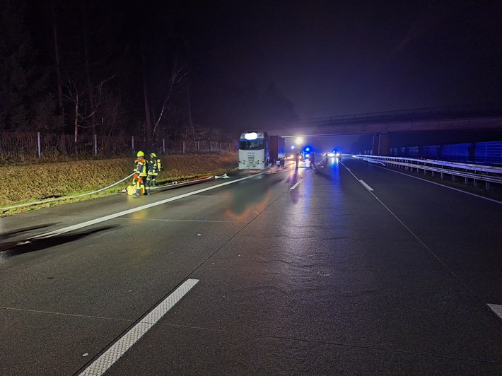 Gasleck am LKW auf A1: Feuerwehren im Großeinsatz!