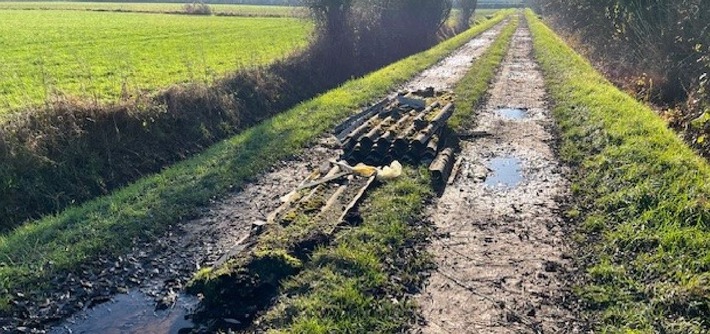 Gefährliche Umweltverschmutzung: Asbestplatten im Feldweg entdeckt!